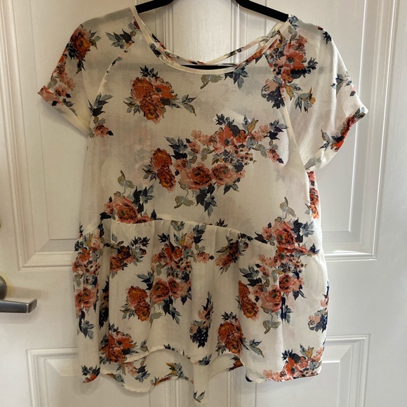 Floral blouse. - Picture 3 of 6